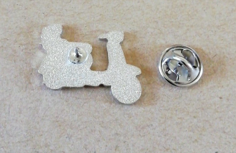 GREY WITH UK FLAG SCOOTER ENAMEL PIN BADGE - NEW1