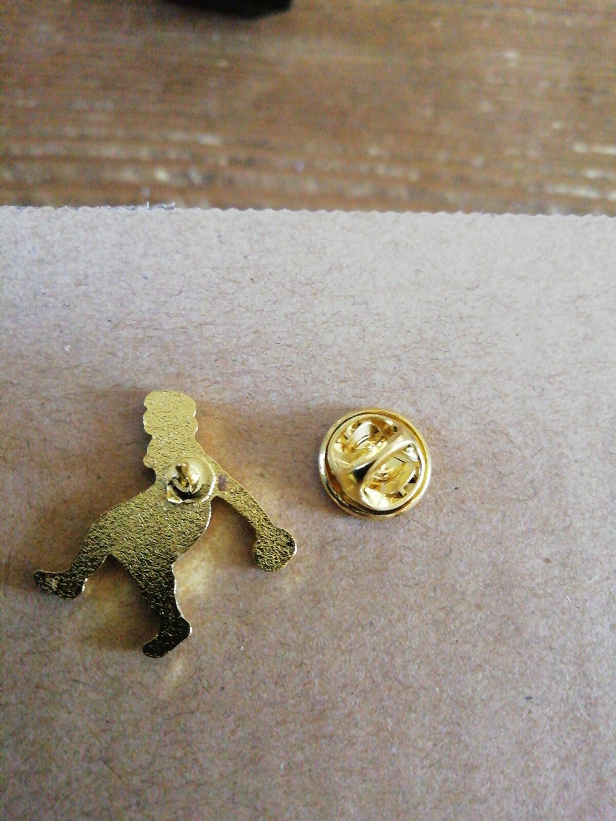 FEMALE LADY BOWLS PLAYER ENAMEL PIN BADGE - NEW1