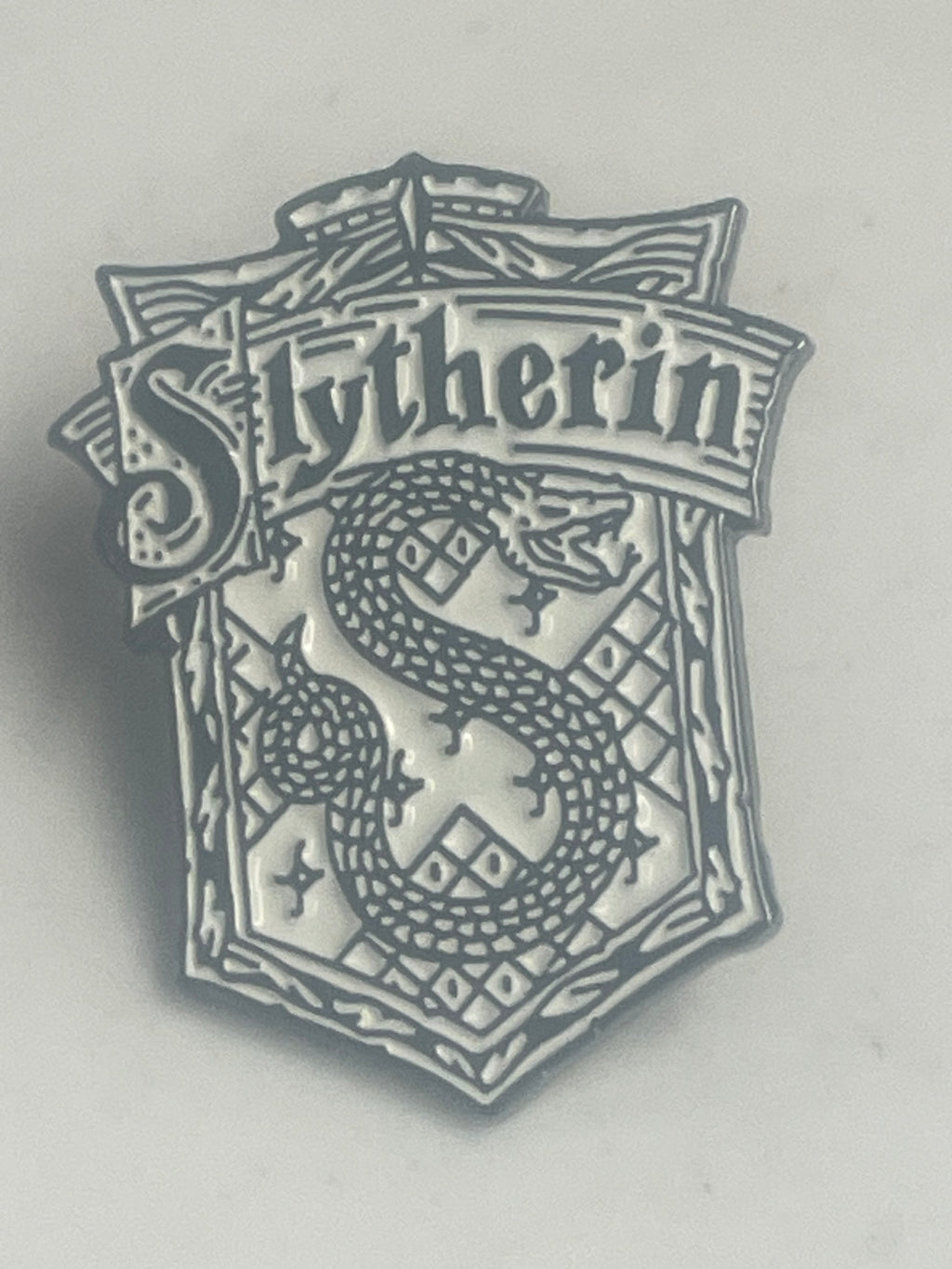 SLYTHERIN CREST ENAMEL PIN BADGE - NEW