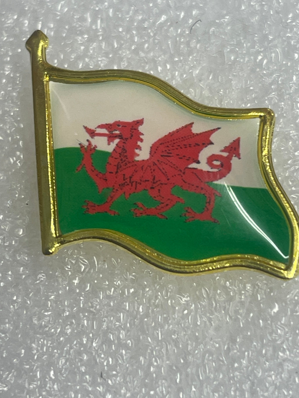 Gold tone Welsh flag Lapel pin badge