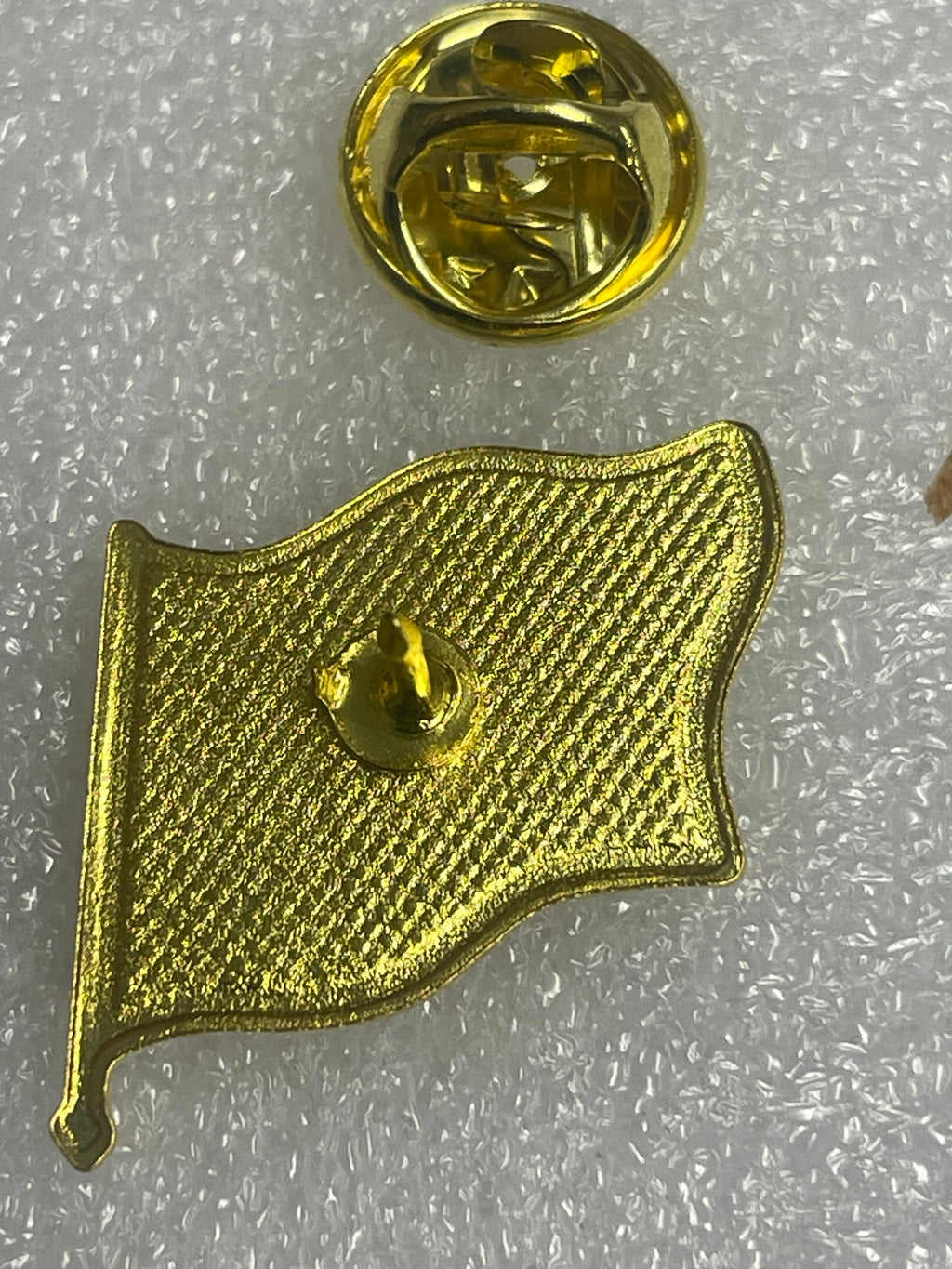 Gold tone Welsh flag Lapel pin badge