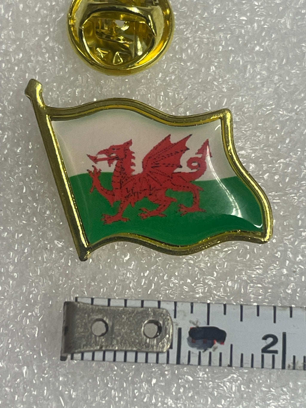 Gold tone Welsh flag Lapel pin badge